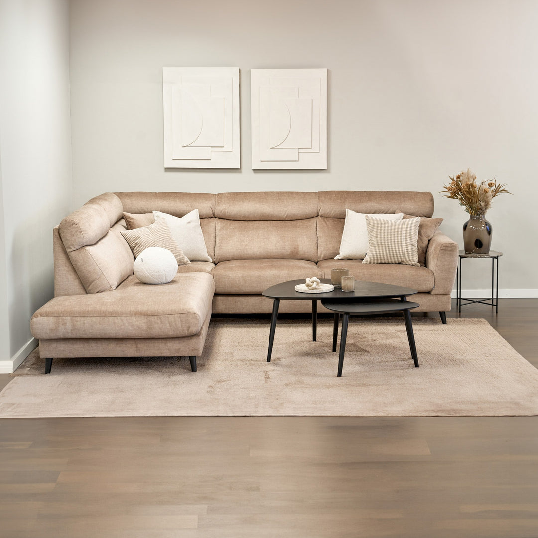 Bellus Robin hjørnesofa i beige i stue med svarte sofabord, beige teppe og tørrblomster
