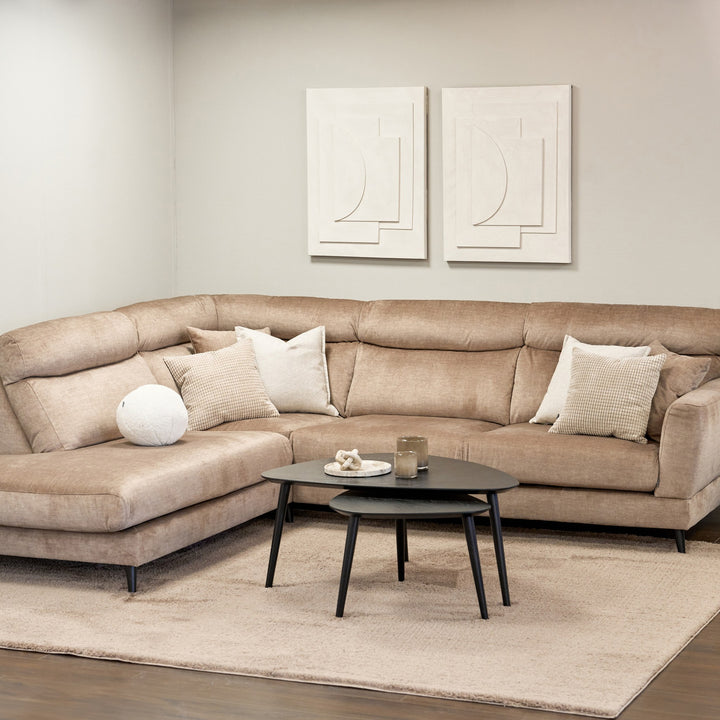 Bellus Robin hjørnesofa i gråbeige stoff med puter, sofabord og kunst på veggen