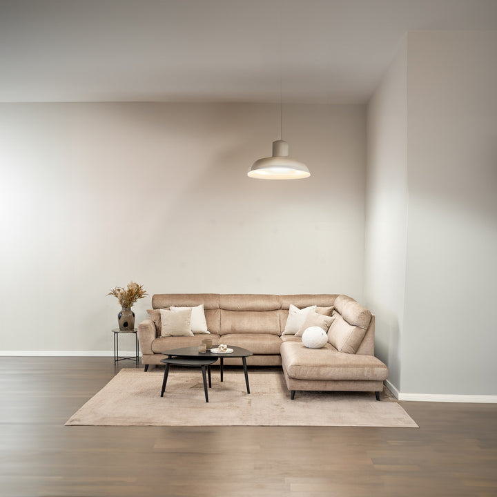 Bellus Robin sofa i gråbeige stoff i stue med sofabord, taklampe og tørrblomster