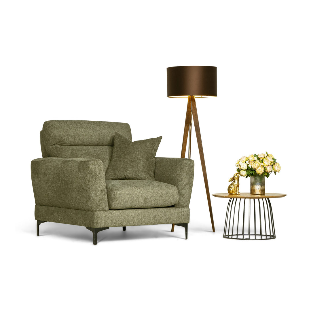 Bellus Robin lenestol i olivengrønt stoff med gulvlampe og sidebord med roser