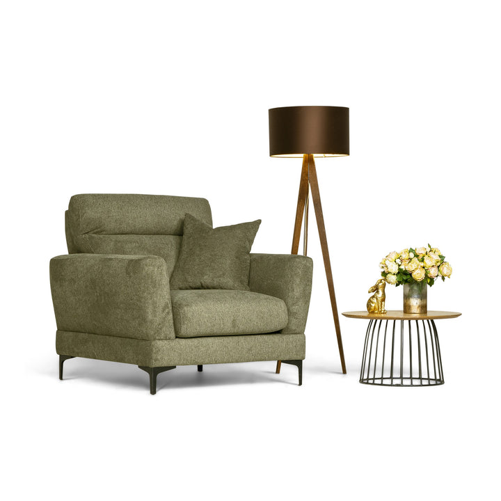 Bellus Robin lenestol i olivengrønt stoff med gulvlampe og sidebord med roser