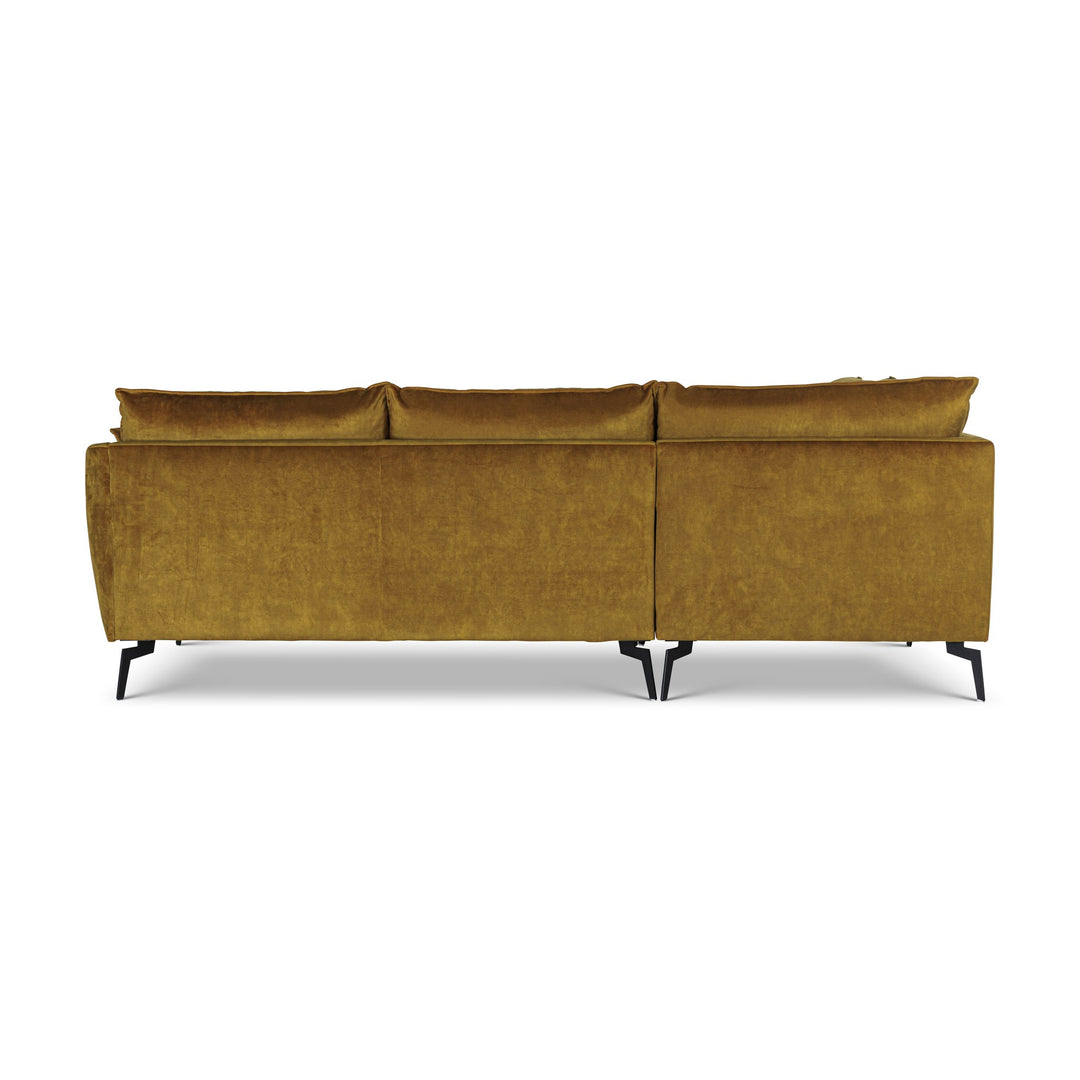 Bellus Coral hjørnesofa i okergul velur med sorte metallben, sett bakfra på hvit bakgrunn