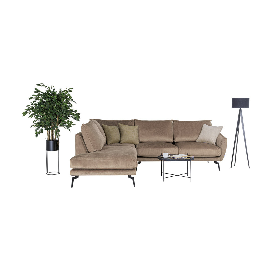 Bellus Coral hjørnesofa i gråbeige velur med sjeselong, grønn plante og stålampe i lyst rom