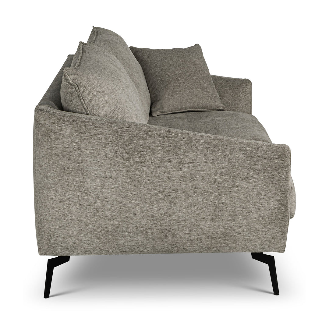 Bellus Coral sofa i lys grå melert stoff, sett fra siden på hvit bakgrunn