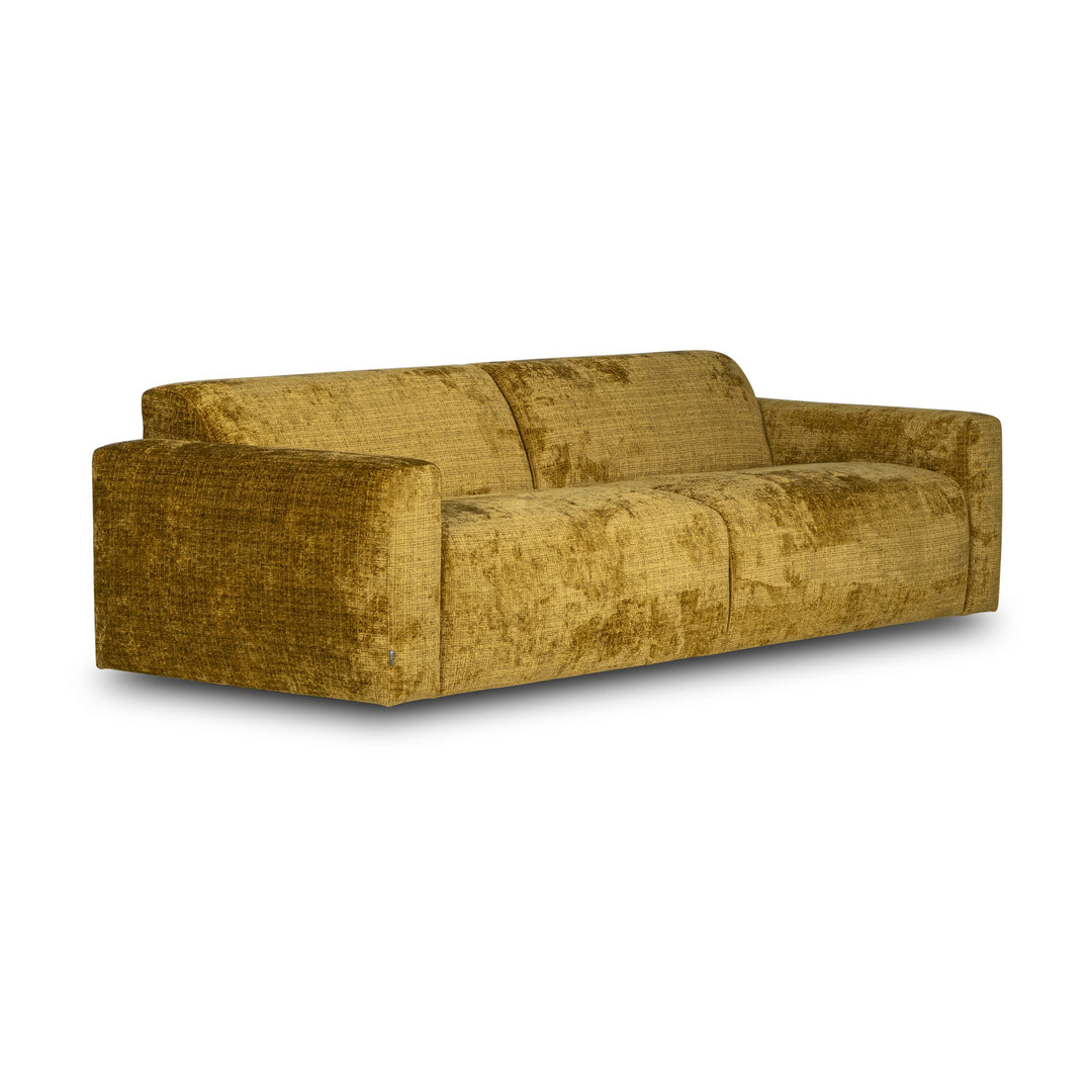 Bellus Olos sofa 3-seter i okergul melert chenille, sett skrått forfra på hvit bakgrunn