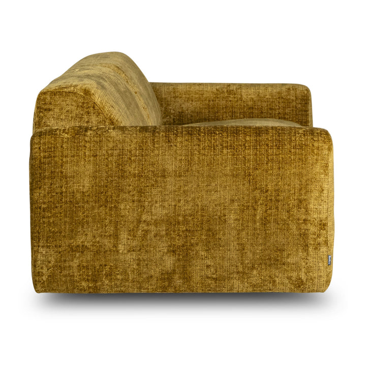 Bellus Olos sofa 3-seter i okergul melert chenille, sett fra siden på hvit bakgrunn
