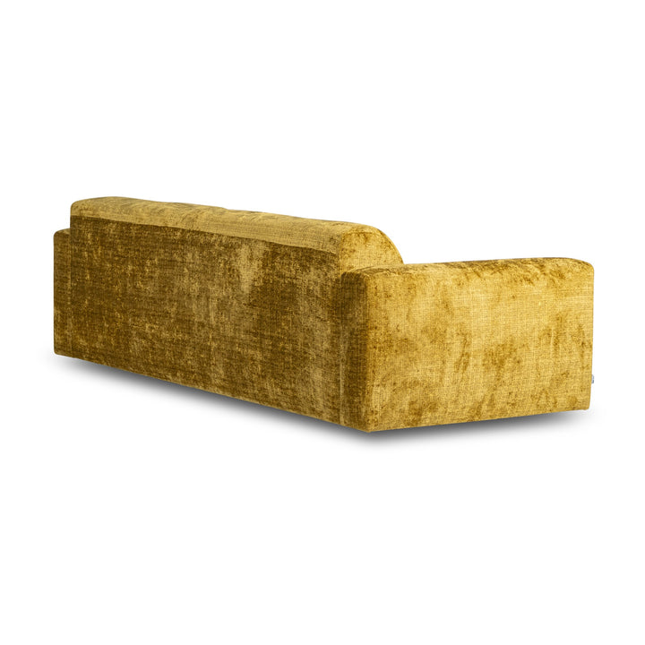 Bellus Olos sofa 3-seter i okergul melert chenille, sett skrått bakfra på hvit bakgrunn