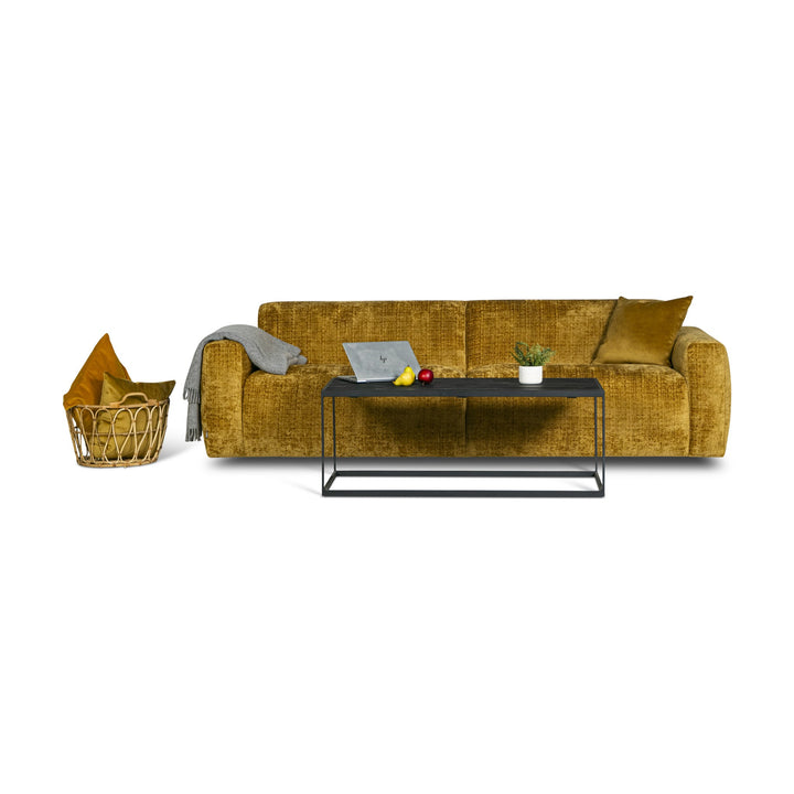 Bellus Olos sofa 3-seter i okergul chenille med pledd og sofabord, kurv med puter i stue