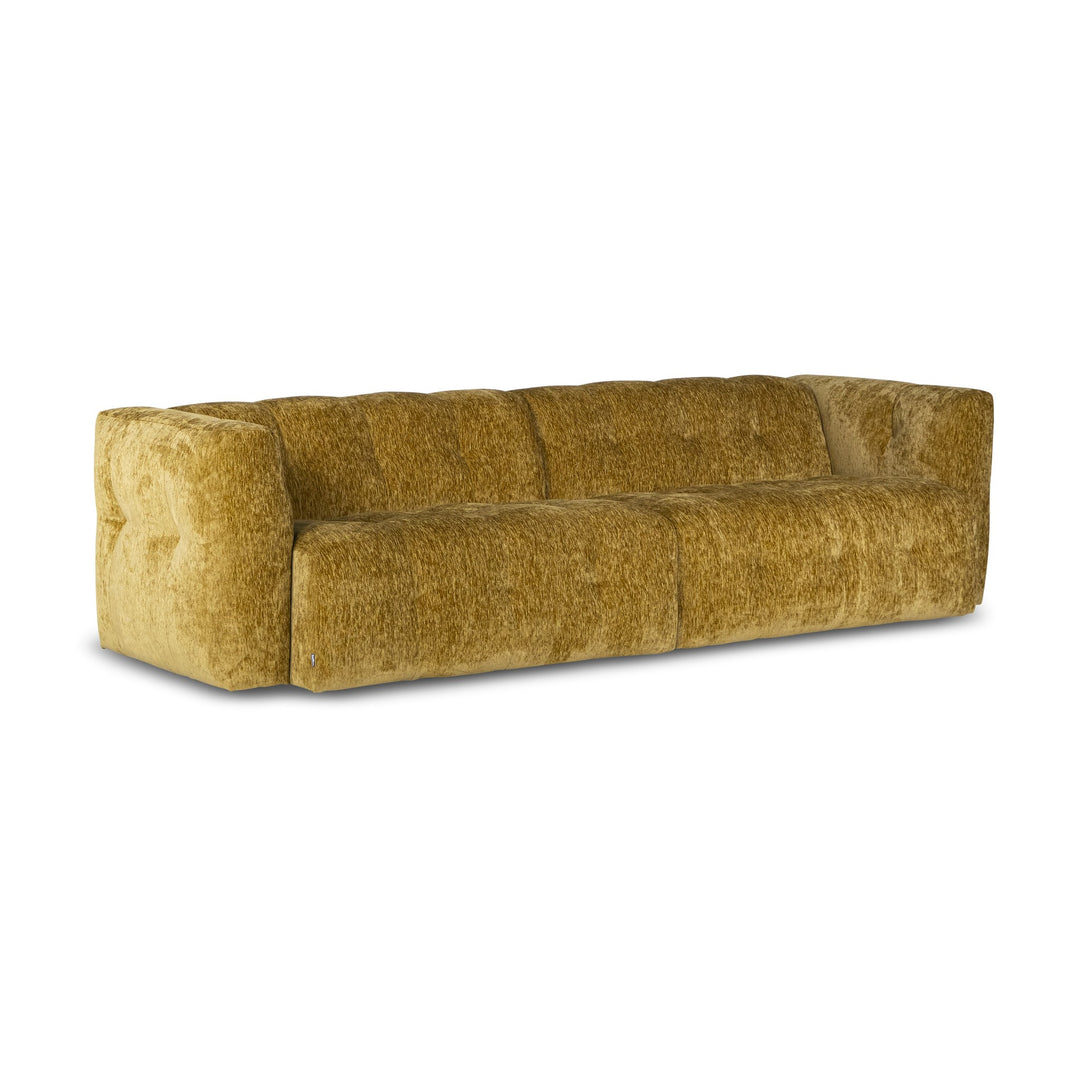 Bellus Soffy sofa i okergul chenille med dyp tufting, sett forfra i vinkel