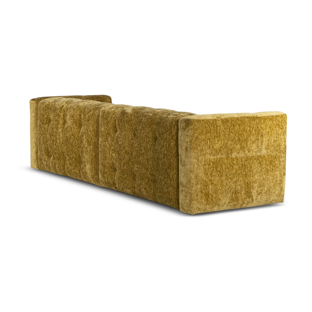 Bellus Soffy sofa i okergul chenille, sett bakfra i vinkel