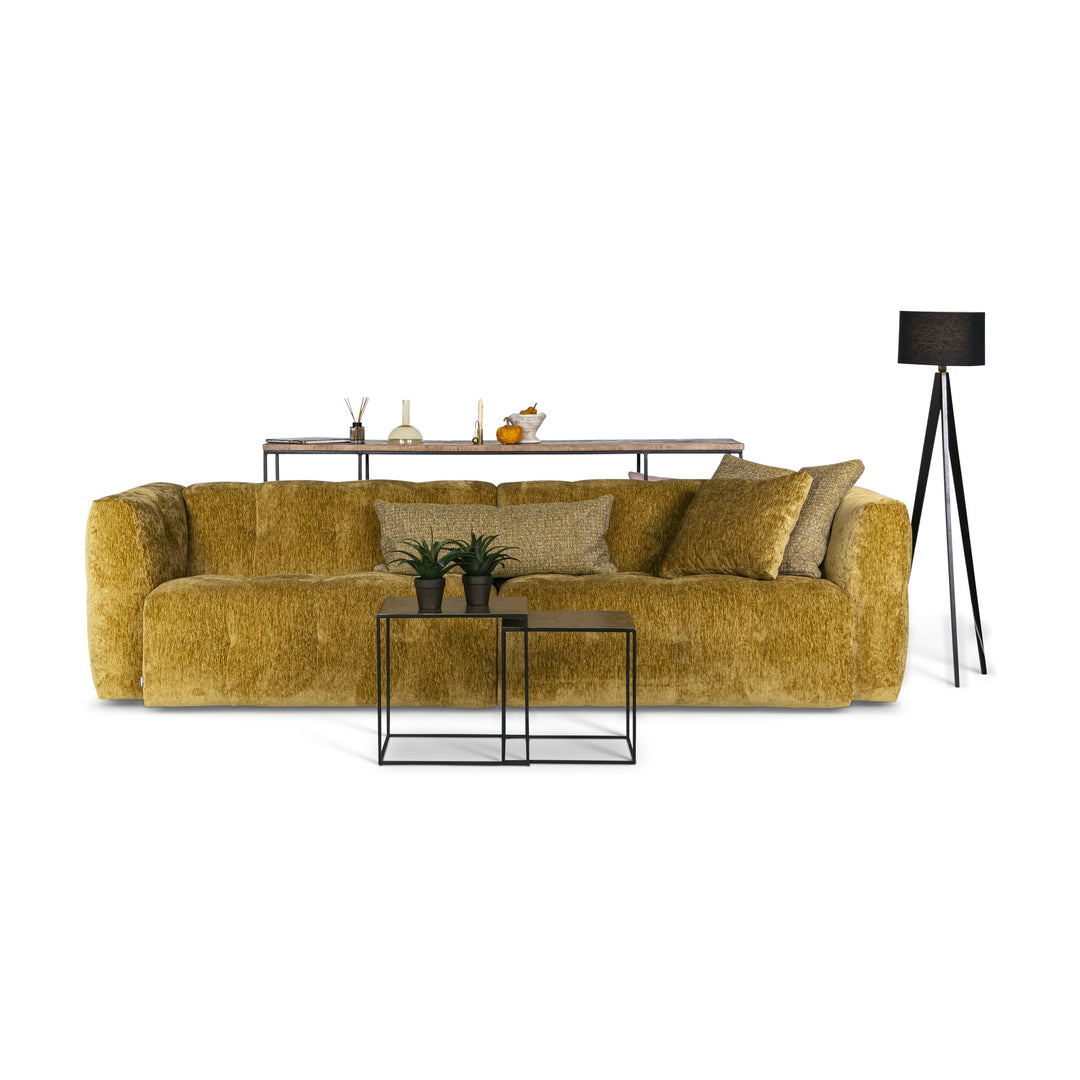 Bellus Soffy sofa i okergul chenille med konsollbord, gulvlampe og grønne planter