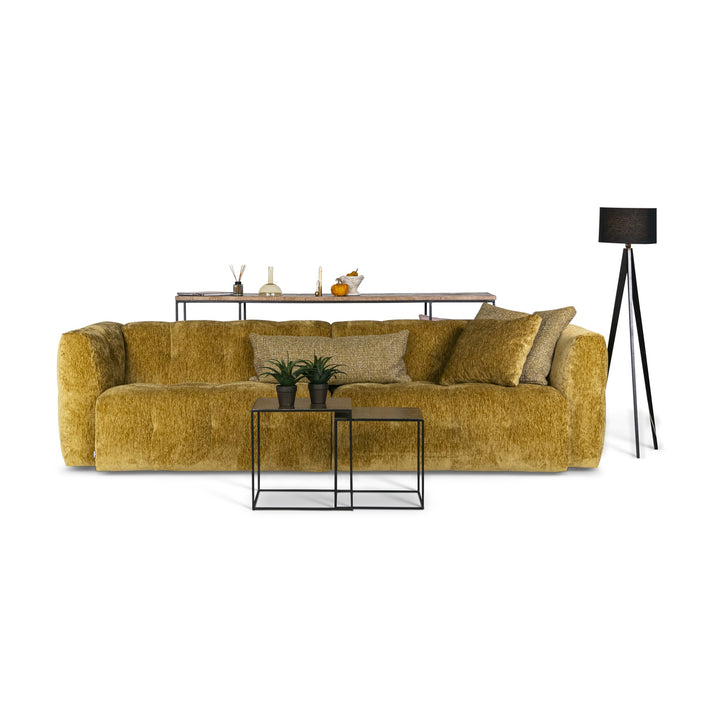 Bellus Soffy sofa i okergul chenille med konsollbord, gulvlampe og grønne planter