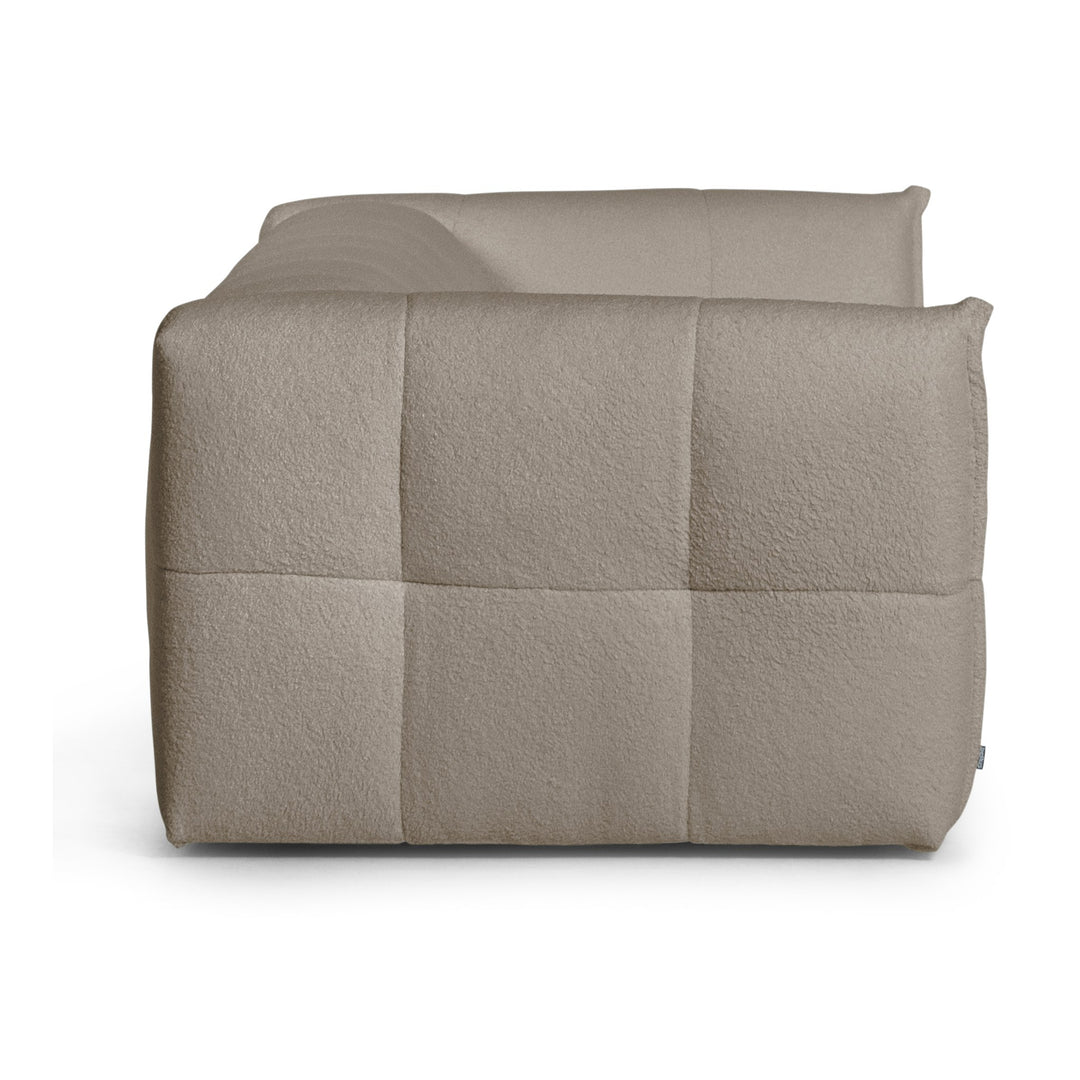 Bellus Moby 3-seter sofa i greige bouclé, sett fra siden med rutet polstring