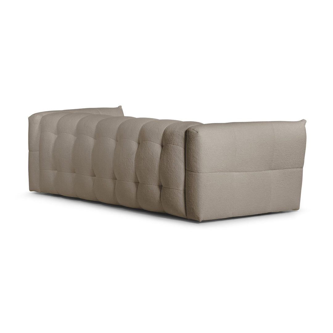Bellus Moby 3-seter sofa i greige bouclé, sett bakfra med rutet polstring