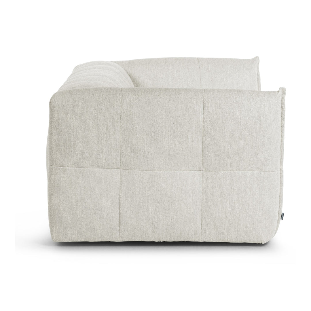Bellus Moby 3-seter sofa i hvit bouclé, sett forfra med rutet polstring