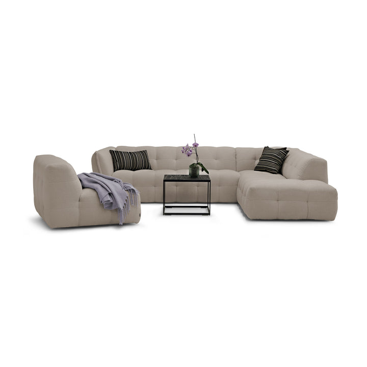Bellus Moby modulsofa i greige bouclé med sidebord, orkidé og puff