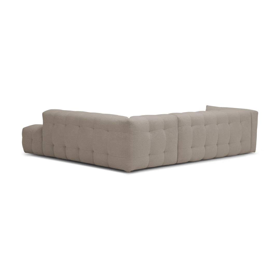 Bellus Moby sofa i greige bouclé med åpen ende, sett skrått bakfra
