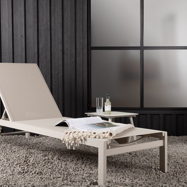 Venture Design Copacabana solseng i sandfarget tekstil med justerbar rygg, på grått teppe ved mørk panelvegg