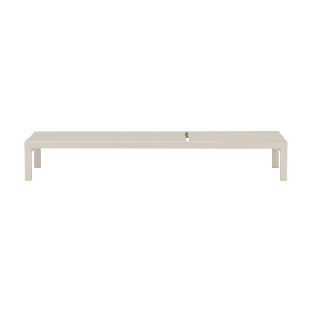 Venture Design Copacabana solseng i sandfarget aluminium, flatt nedfelt rygg, sett forfra