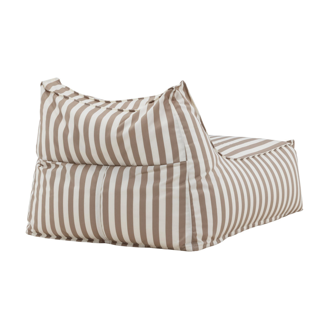 Venture Design Redang loungestol i beige- og hvitstripet utestoff, sett skrått forfra