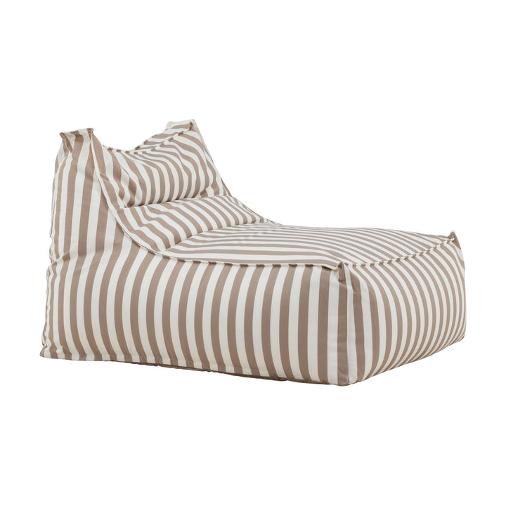 Venture Design Redang loungestol i beige- og hvitstripet utestoff, sett skrått bakfra