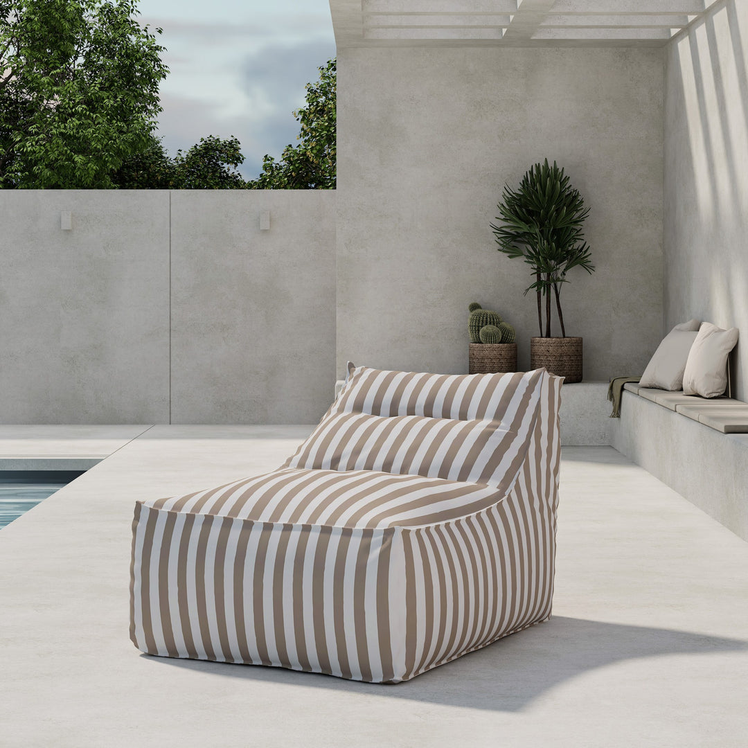 Venture Design Redang loungestol i beige- og hvitstripet stoff, på terrasse ved basseng med planter