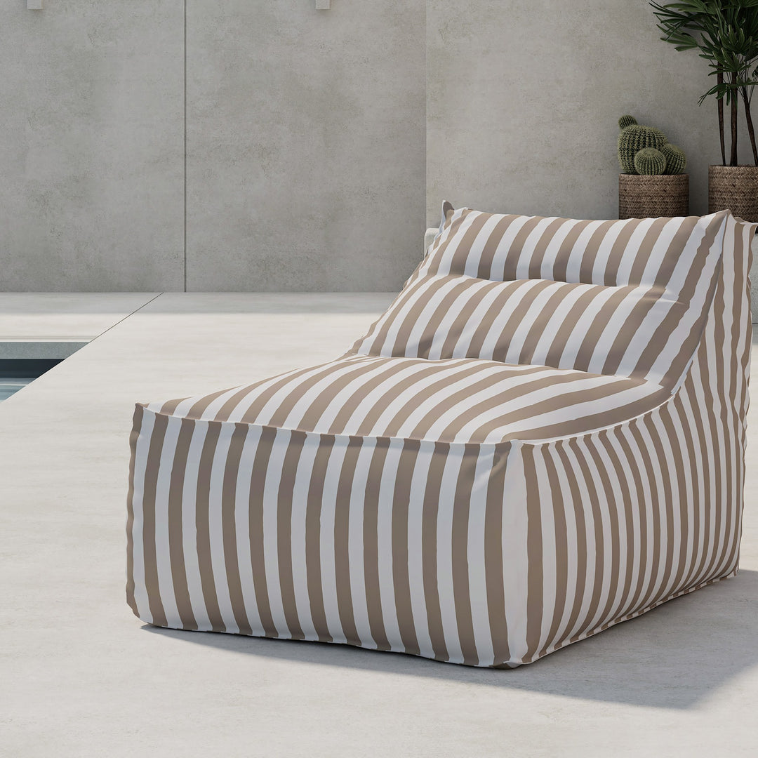 Venture Design Redang loungestol i beige og hvit stripet stoff, ved basseng med betongvegg og kaktus