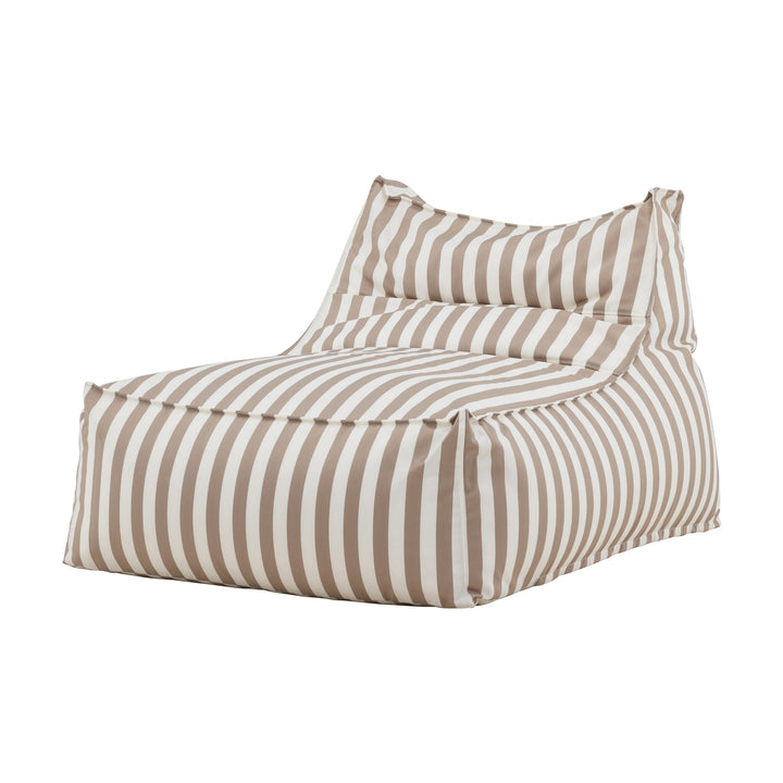 Venture Design Redang loungestol i beige- og hvitstripet utestoff, sett skrått forfra mot lys bakgrunn