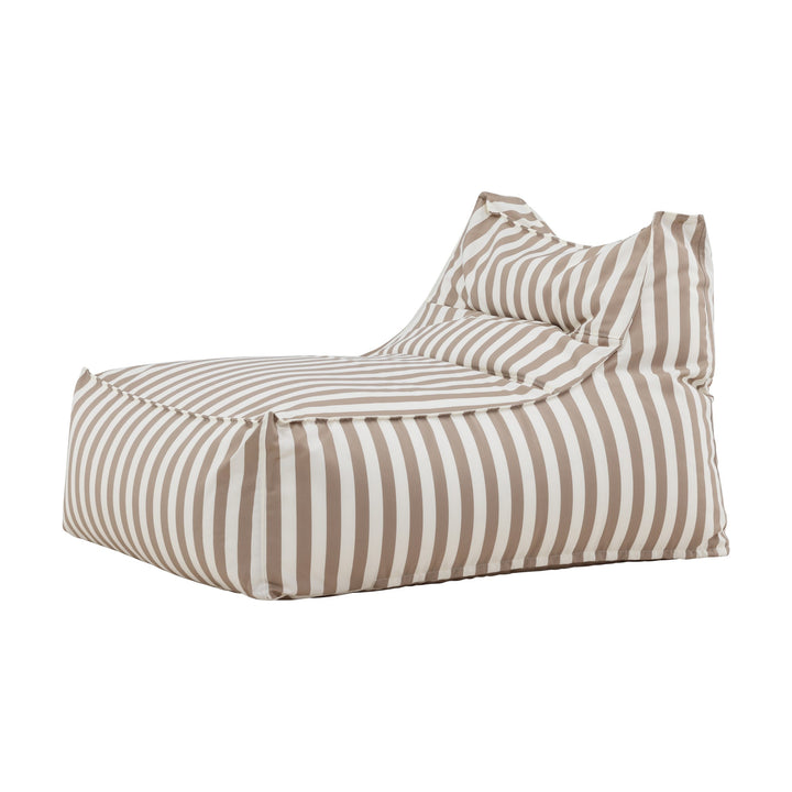 Venture Design Redang loungestol i beige- og hvitstripet utestoff, sett litt fra siden