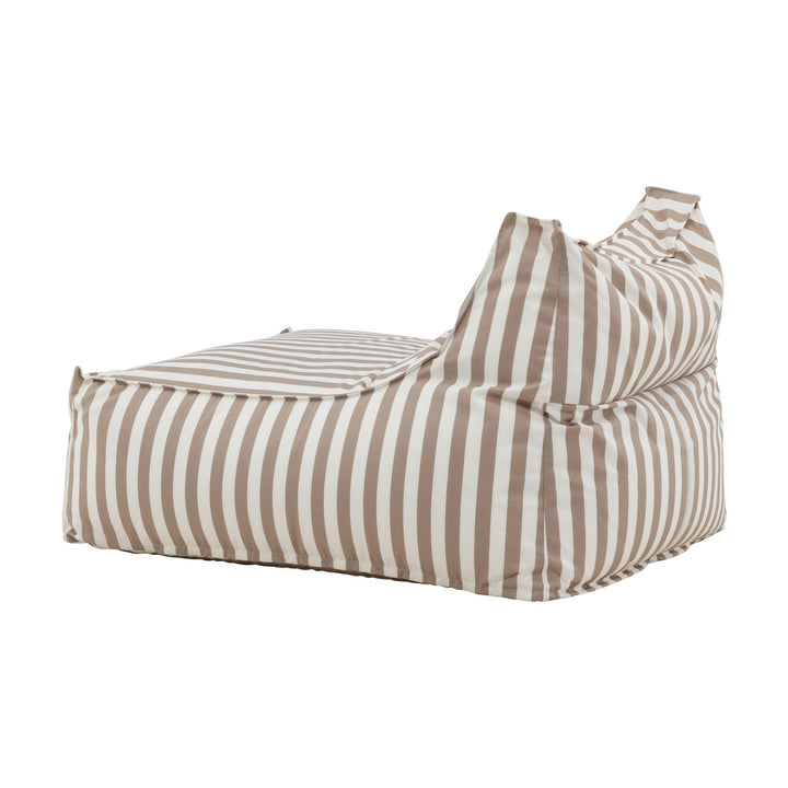 Venture Design Redang loungestol i beige- og hvitstripet utestoff, med synlig sete, sett skrått