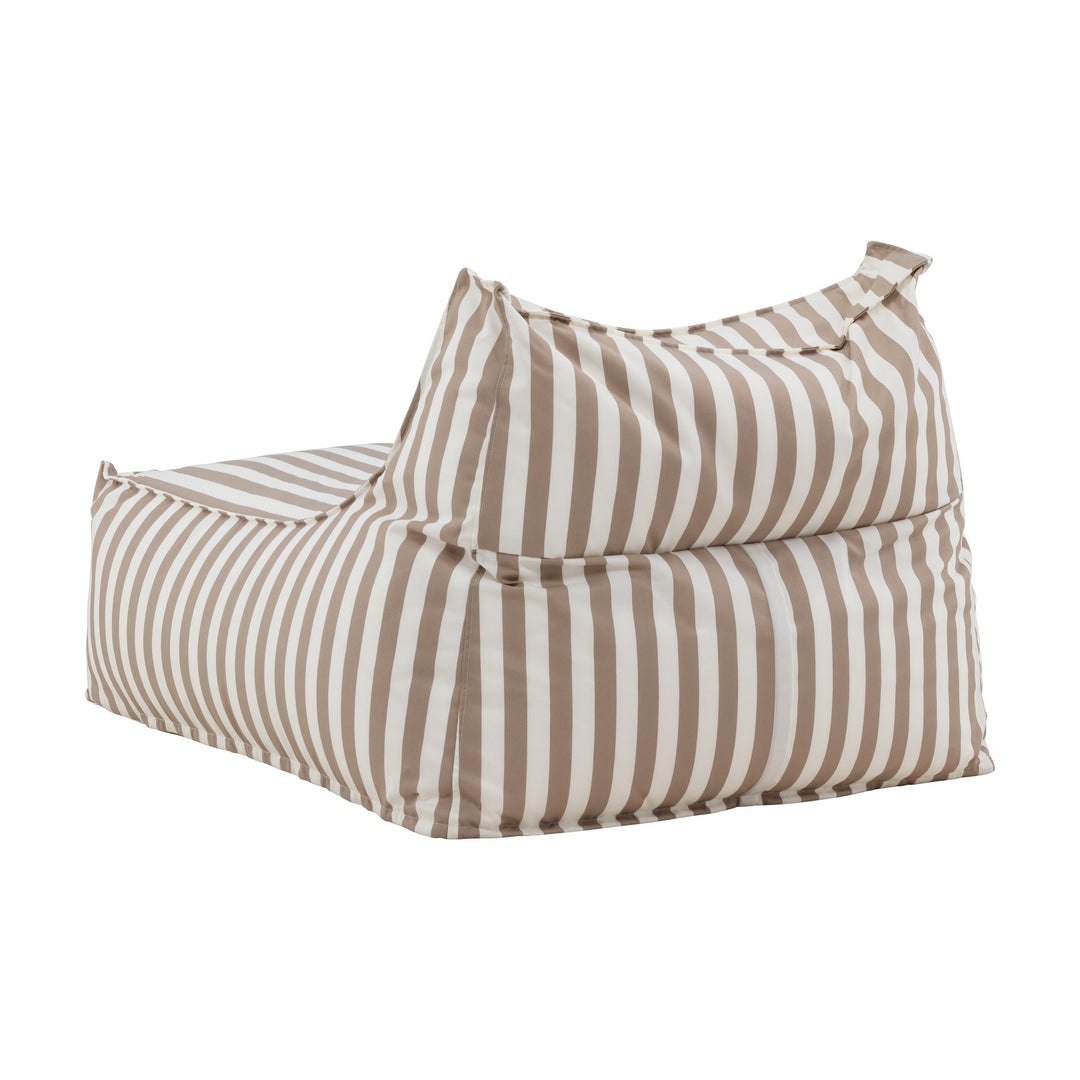 Venture Design Redang loungestol i beige- og hvitstripet utestoff, sett skrått bakfra mot lys bakgrunn