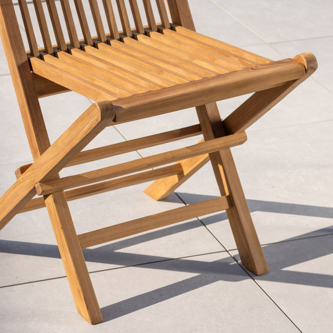 Venture Design Kenya klappstol i teak, nærbilde av sete og sammenleggbart understell