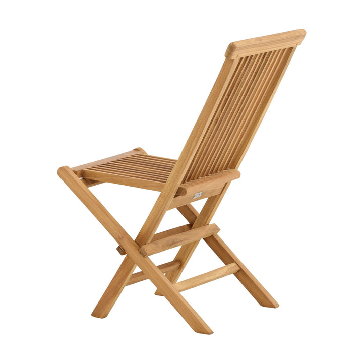 Venture Design Kenya klappstol i lys teak, sett skrått bakfra mot hvit bakgrunn.