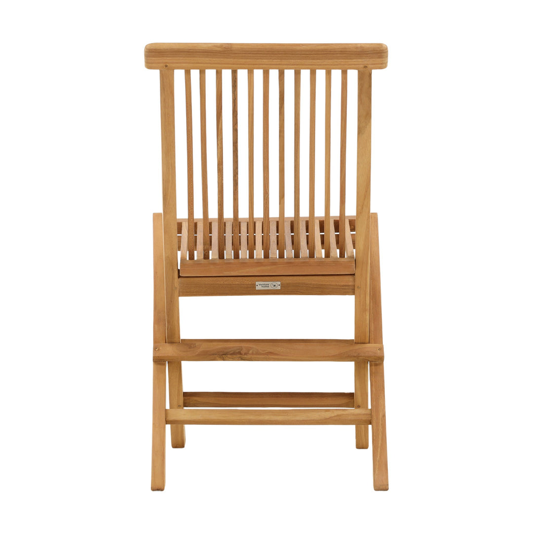 Venture Design Kenya klappstol i lys teak med ribbet rygg, sett bakfra mot hvit bakgrunn.