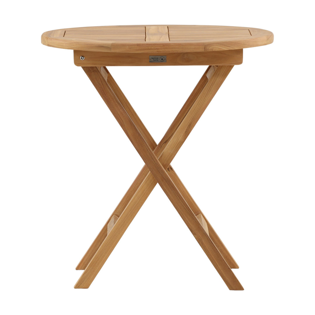 Venture Design Kenya cafébord i lys teak, rundt klappbord med merkeplate, mot hvit bakgrunn.