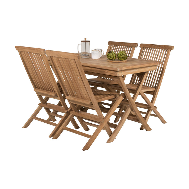 Venture Design Kenya spisebord i teak dekket med fire klappstoler, kaffepresse og artisjokker.