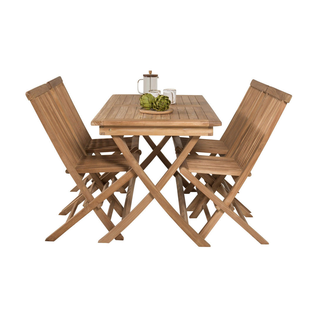Venture Design Kenya spisebord i teak med to klappstoler, kaffepresse og artisjokker på fat.
