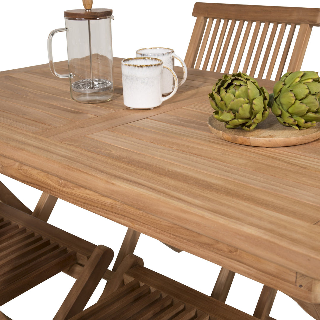 Venture Design Kenya spisebord i teak, nærbilde av bordplaten med kaffepresse og artisjokker.
