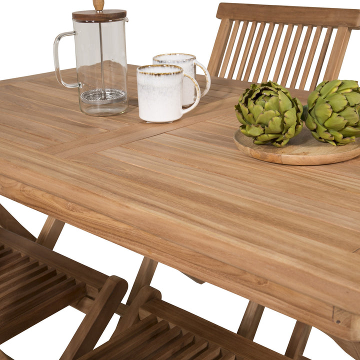 Venture Design Kenya spisebord i teak, nærbilde av bordplaten med kaffepresse og artisjokker.