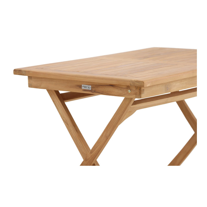 Venture Design Kenya spisebord i natur teak, nærbilde av bordplate og kryssben med logoskilt