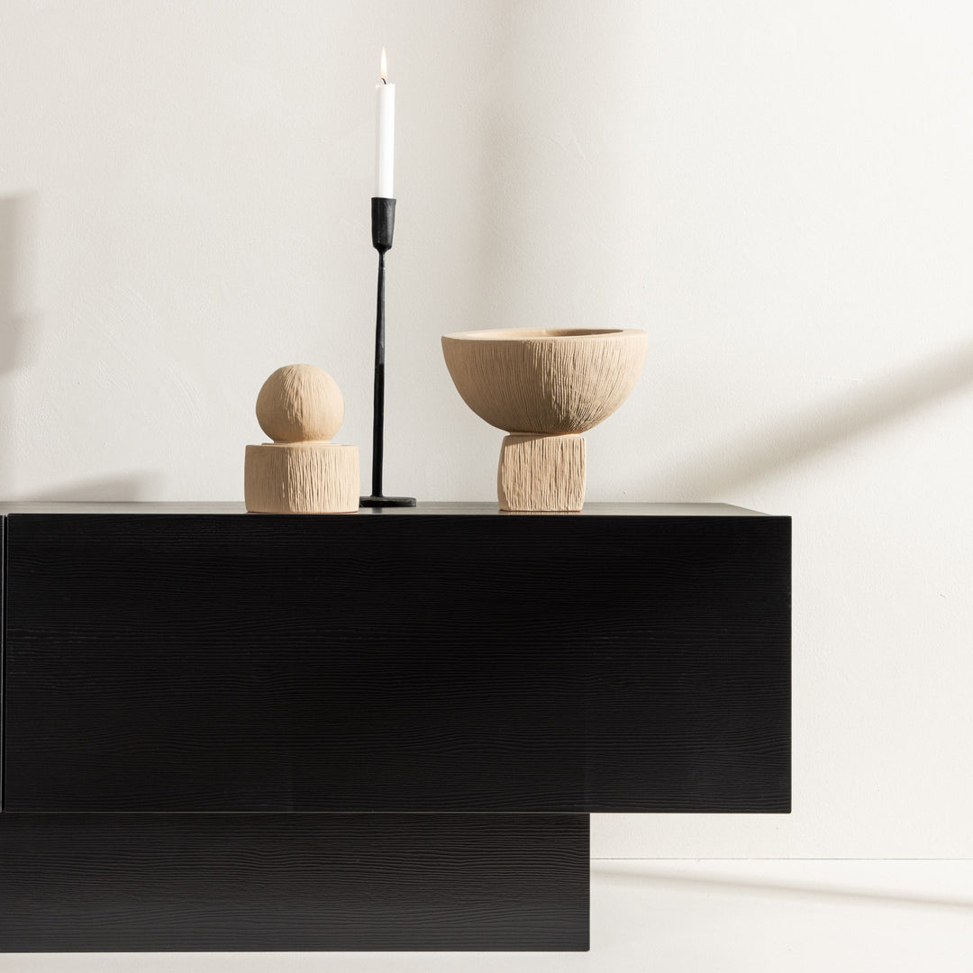 Cuenca tv-benk i sort, stylet med sort lysestake og to beige skulpturvaser