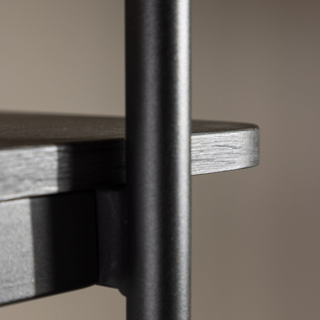 Heim hylle i sort, detalj av hyllekant og sort metallstang