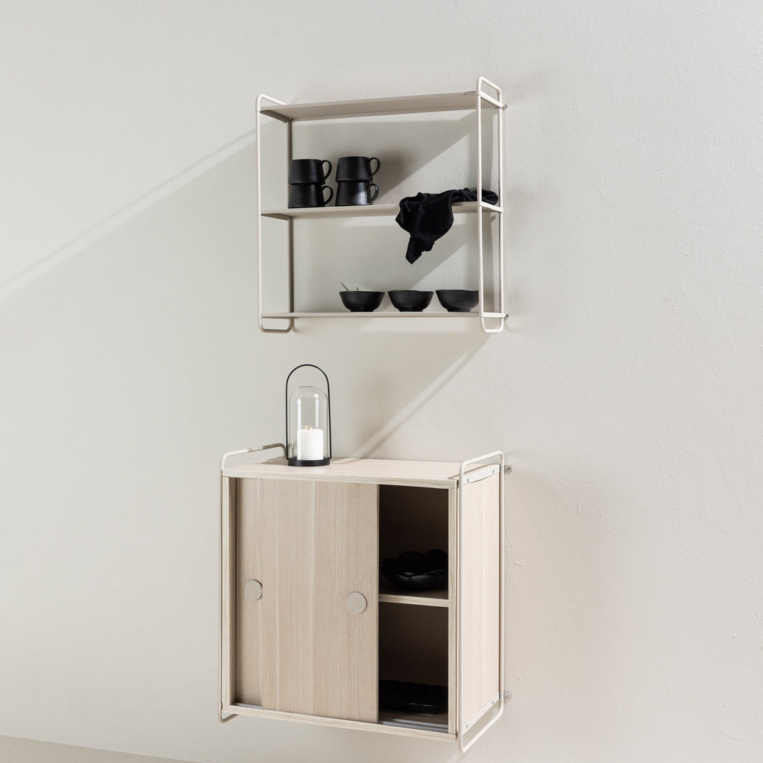 Lyon vegghylle i beige på vegg over lyst treskap med lanterne, i minimalistisk rom