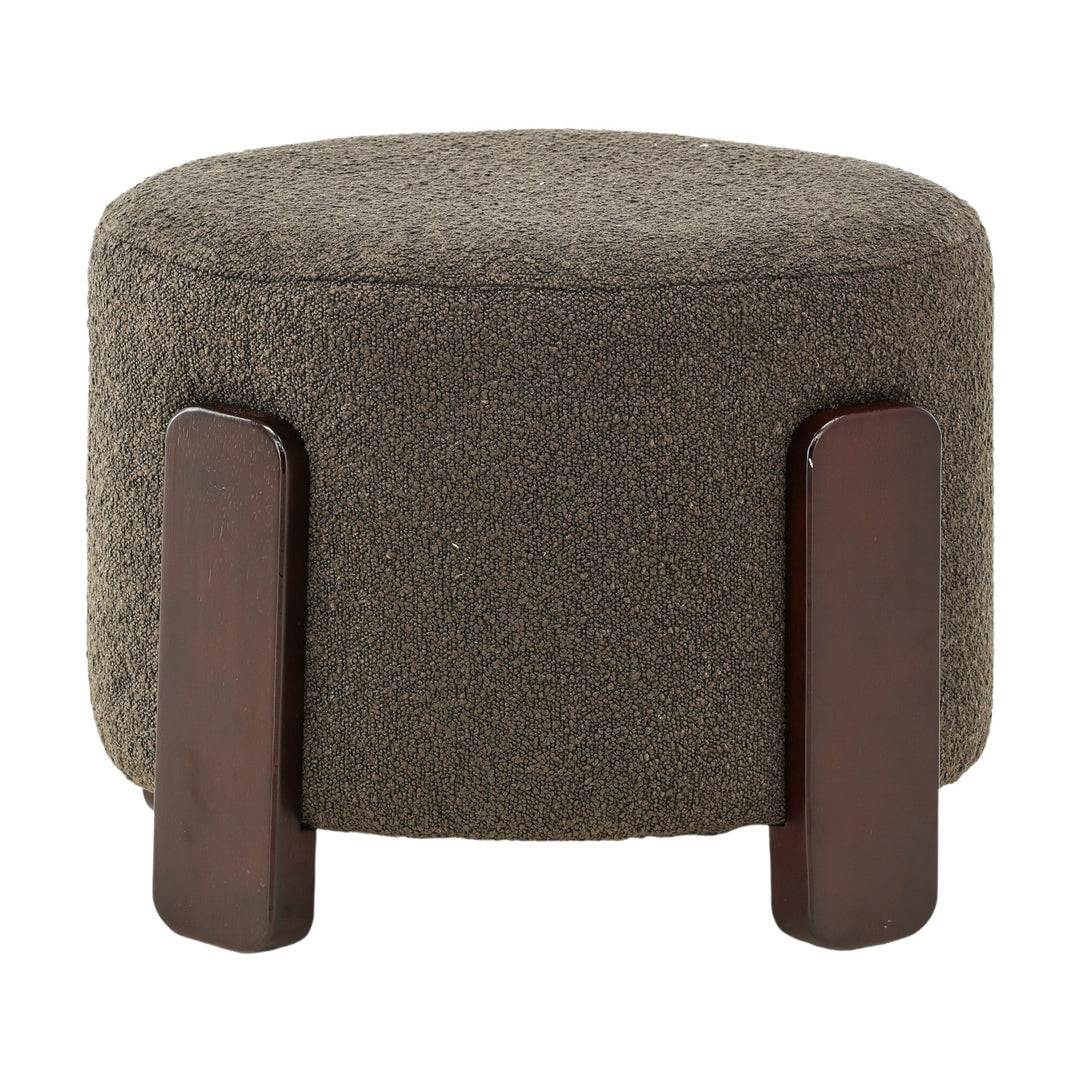 Coffey puff i gråbrun bouclé med mørke treben, sett forfra.