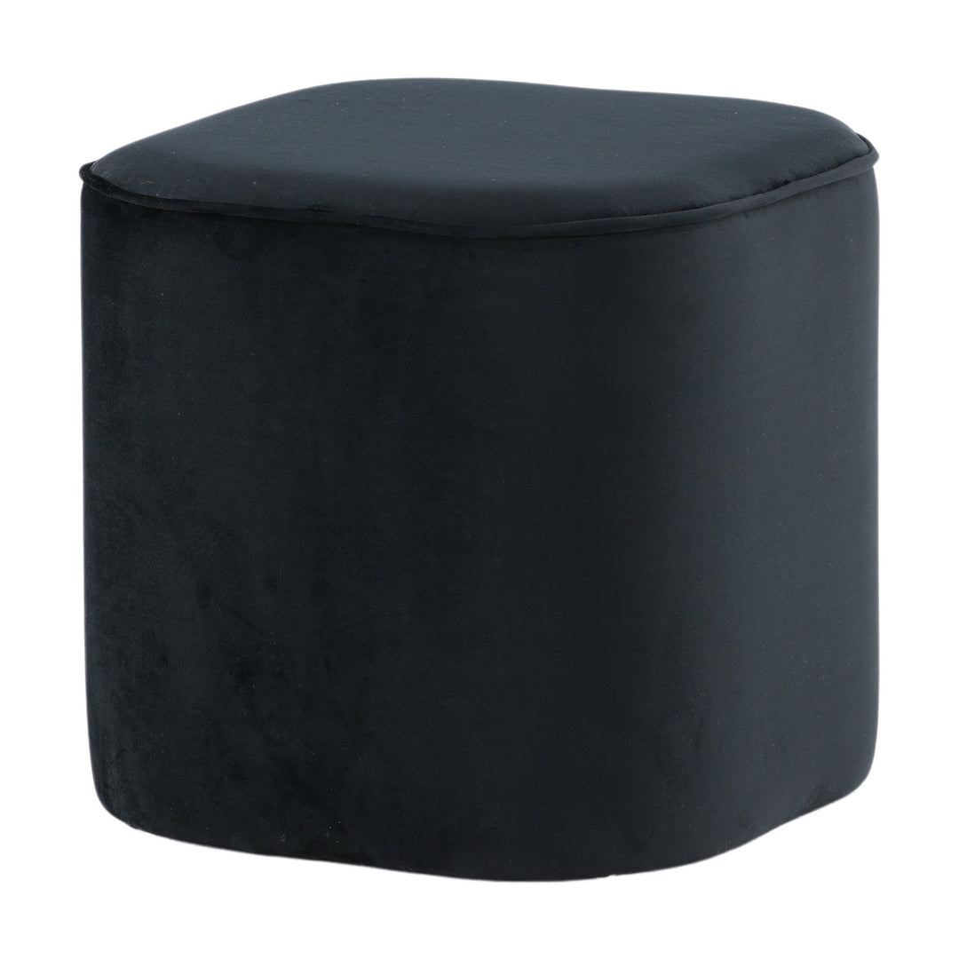 Piff puff i sort velur med myk, avrundet firkantet form, sett skrått forfra.
