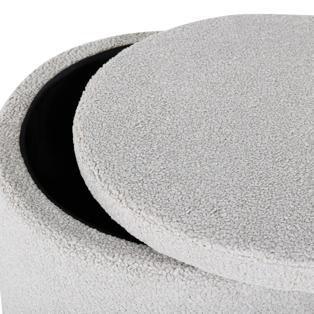 Dunken puff i lys grå bouclé med lokket løftet og svart innside, nærbilde