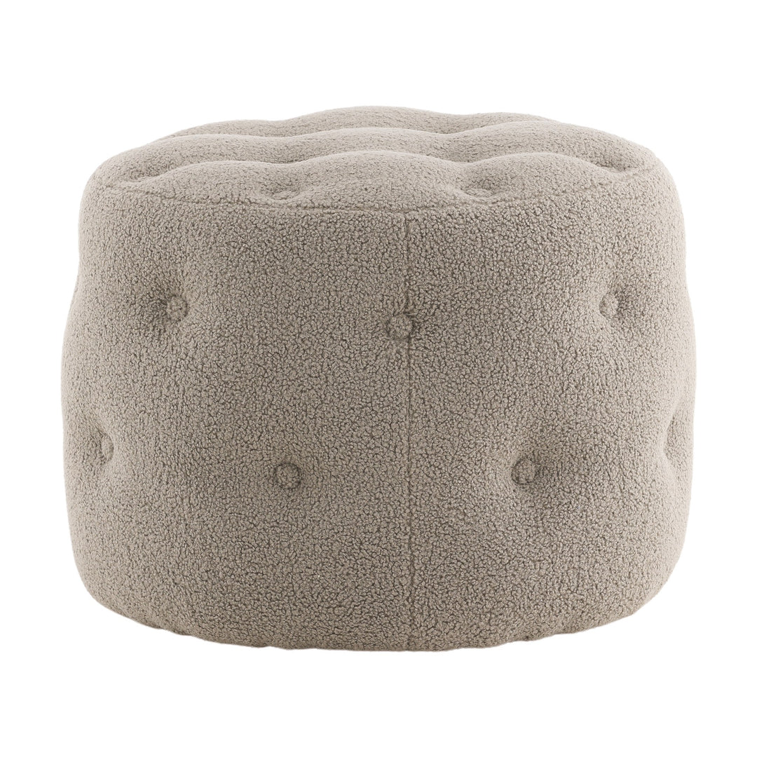 Benjamin puff, rund i greige teddy med knappesøm, sett fra siden mot hvit bakgrunn.
