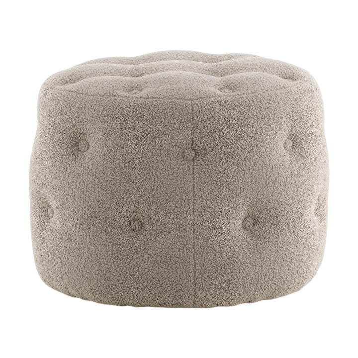 Benjamin puff, rund i greige teddy med knappesøm, sett fra siden mot hvit bakgrunn.