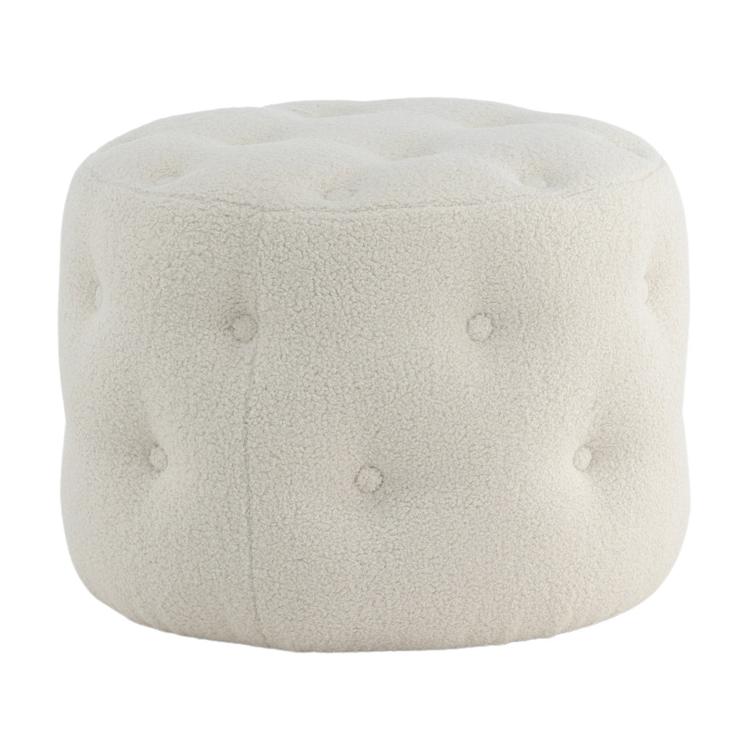 Benjamin puff, rund i hvit teddy med knappesøm, mot hvit bakgrunn.