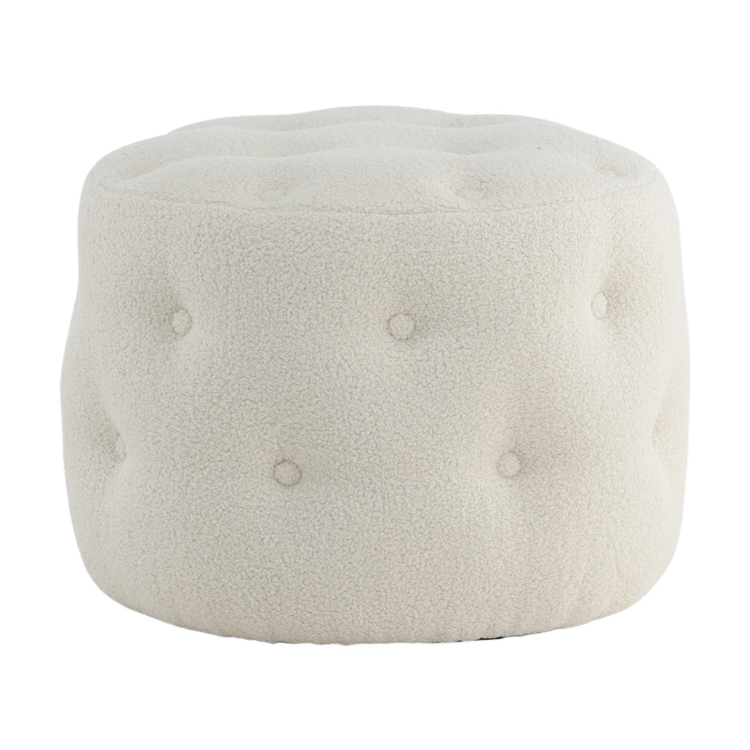 Benjamin puff, rund i hvit teddy med knappesøm, sett fra siden mot hvit bakgrunn.
